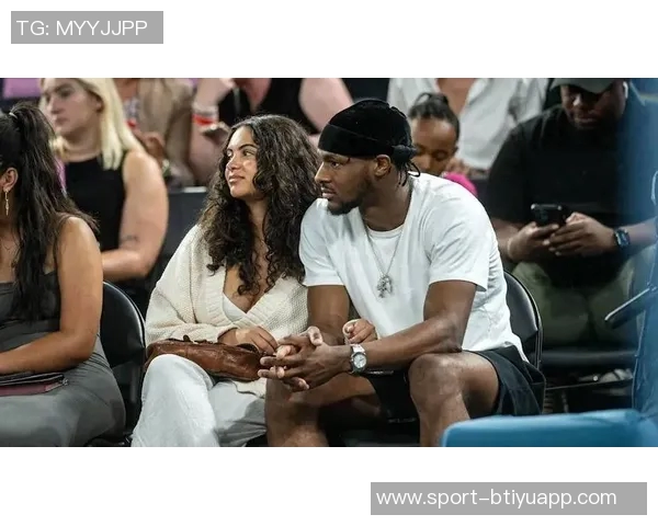 詹姆斯小儿子布莱斯与女友甜蜜合影引发网友热议与祝福